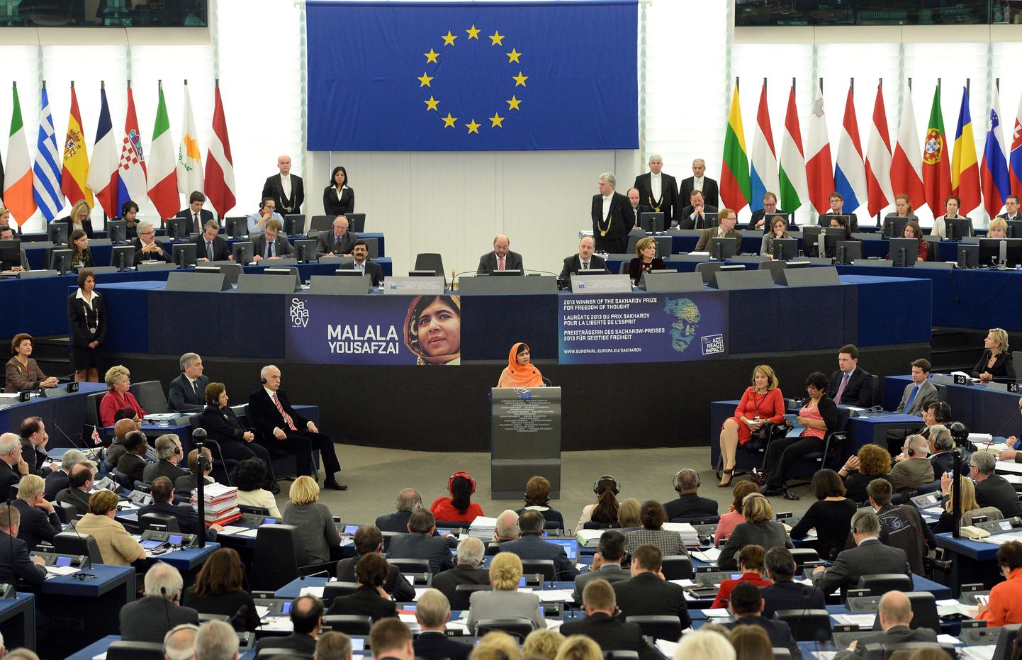Mullune Sahharovi preemia võitja Malala europarlamendis preemiat vastu võtmas.