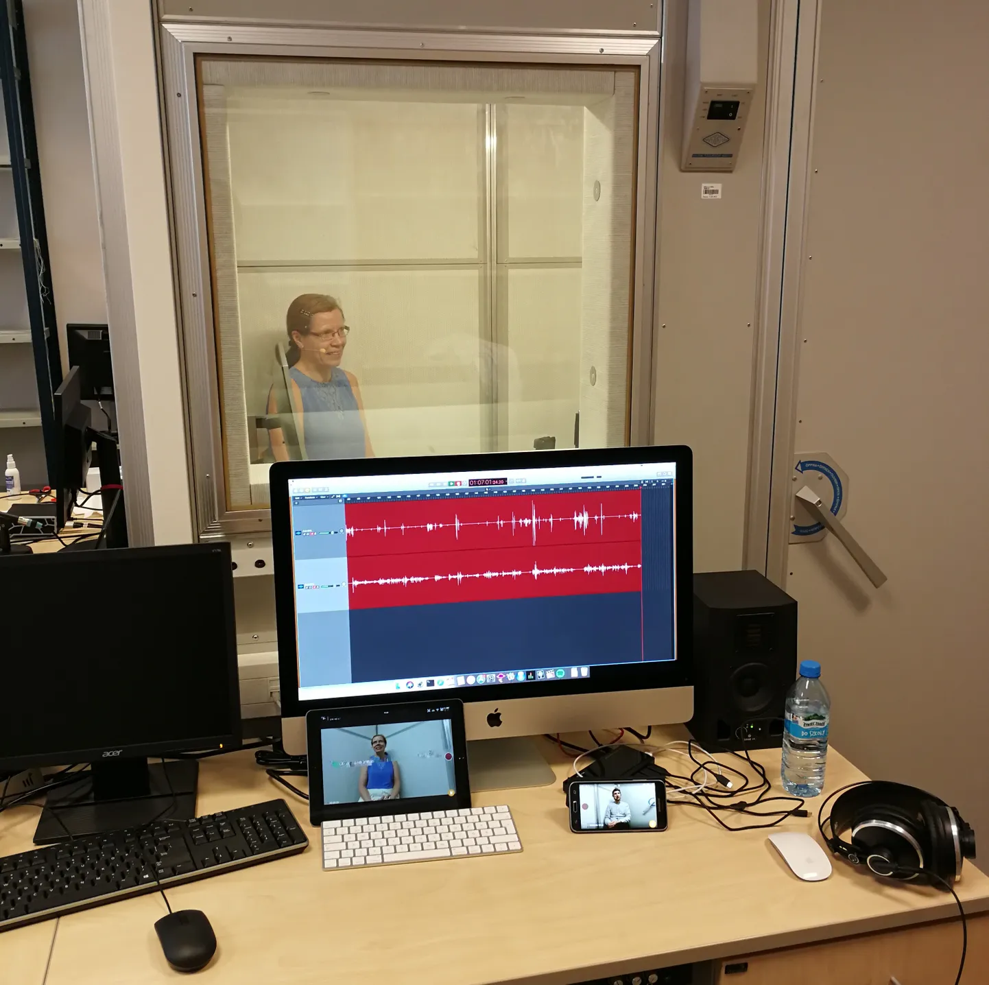 Üks näide, mida tähendab keeleteaduses korpus. Tartu ülikooli foneetikalaboris salvestatakse spontaanset kõnet, helistuudios on eesti foneetika kaasprofessor Pire Teras. Sisseräägitud tekst segmenteeritakse hiljem sõna, hääliku ja muudel lingvistilistel tasanditel. Suur hulk segmenteeritud ehk märgendatud heilifaile moodustavad kokku foneetikakorpuse, mida on võimalik kasutada kõne akustika uurimiseks ja kõnetehnoloogiliste rakenduste arendamiseks. Salvestustele on lisatud kõneleja vanus, sugu, päritolu ja haridustase, ja nii on võimalik uurida keelekasutuse varieerumist ka sotsiaalsete aspektide järgi.