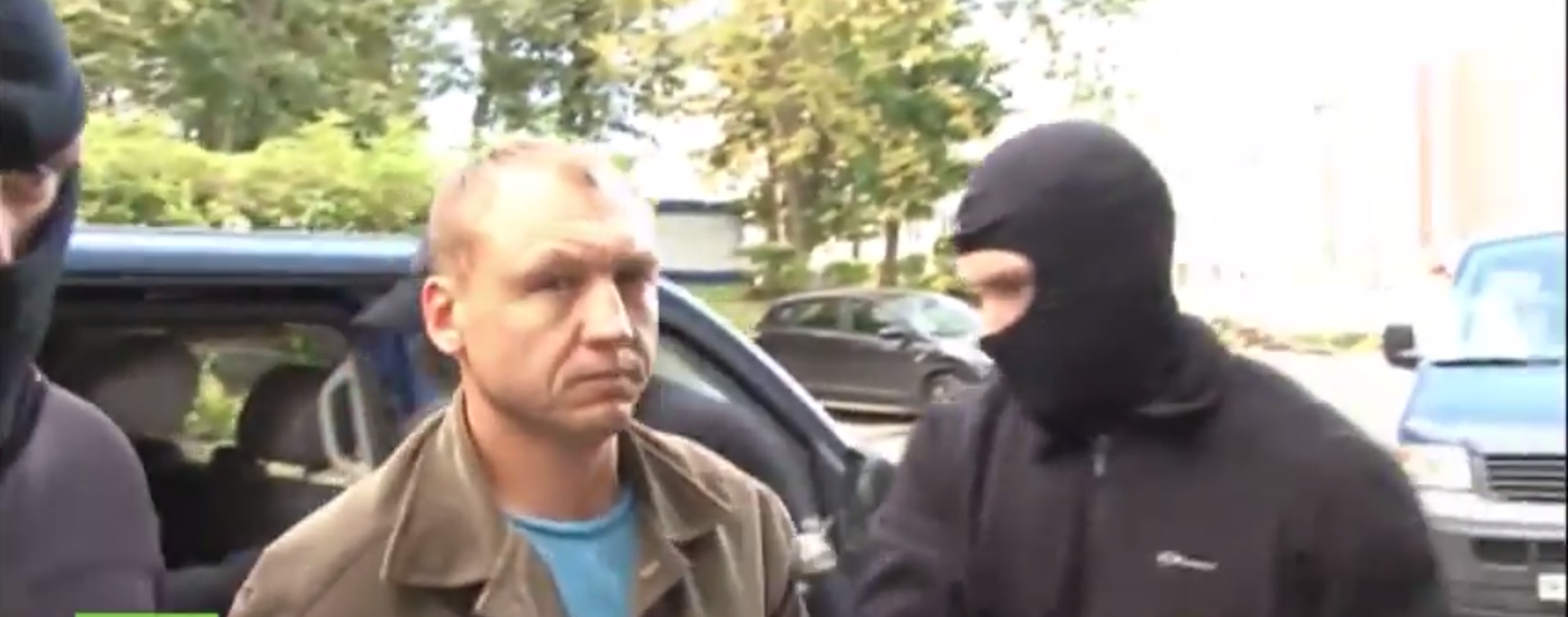 Maskides mehed eskortisid Eston Kohvri Moskvas asuvasse kohtumajja.