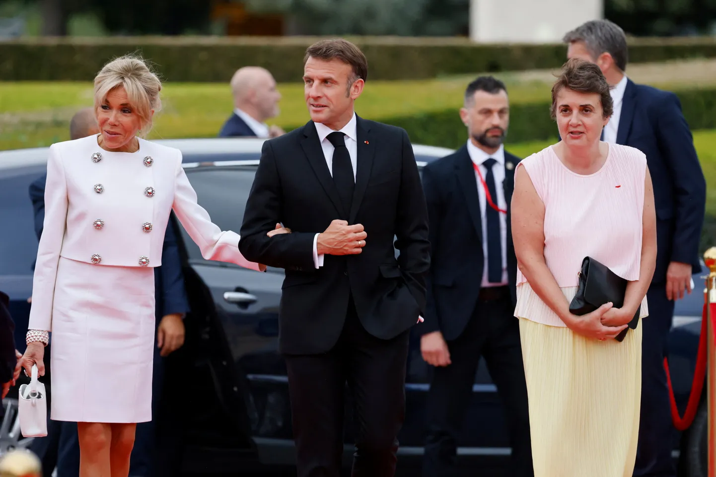 Prantsusmaa president Emmanuel Macron, tema abikaasa Brigitte Macron (vasakul) ning Louvre'i juht Laurence des Cars (paremal) saabumas eelmise aasta juulis Louvre'is toimunud galaõhtusöögile. Nüüd ootab Macroni ees külastus Louvre'i sootuks teisel põhjusel.