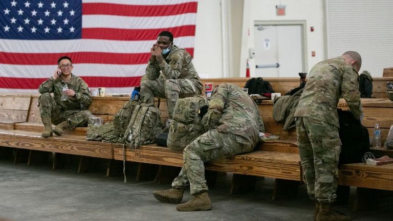 Военные ждут отправки в Европу на базе в США