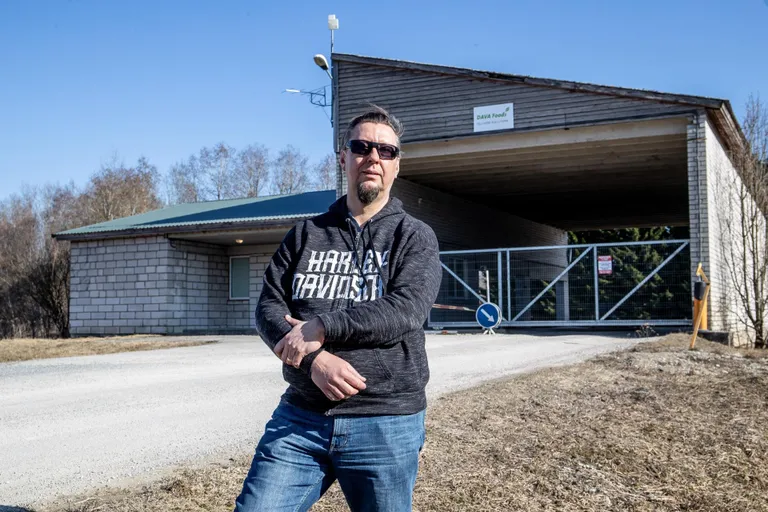 Eesti suurim munatootja Dava Foods Estonia juht Vladimir Sapožnin ütleb, et kui seni puuris elavad kanad panna elama õrrele, nõuab see nii suuri investeeringuid, milliseid pole pikka aega miinuses püsinud munatootmises teha võimalik.