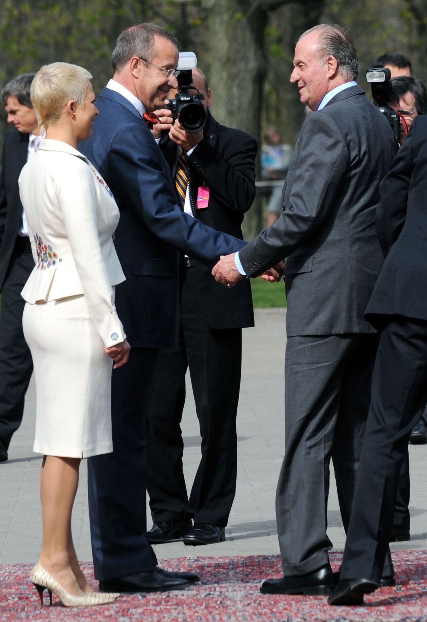 Экс-король Испании Хуан Карлос приветствует Тоомаса Хендрика Ильвеса и Эвелин Ильвес в 2009 году