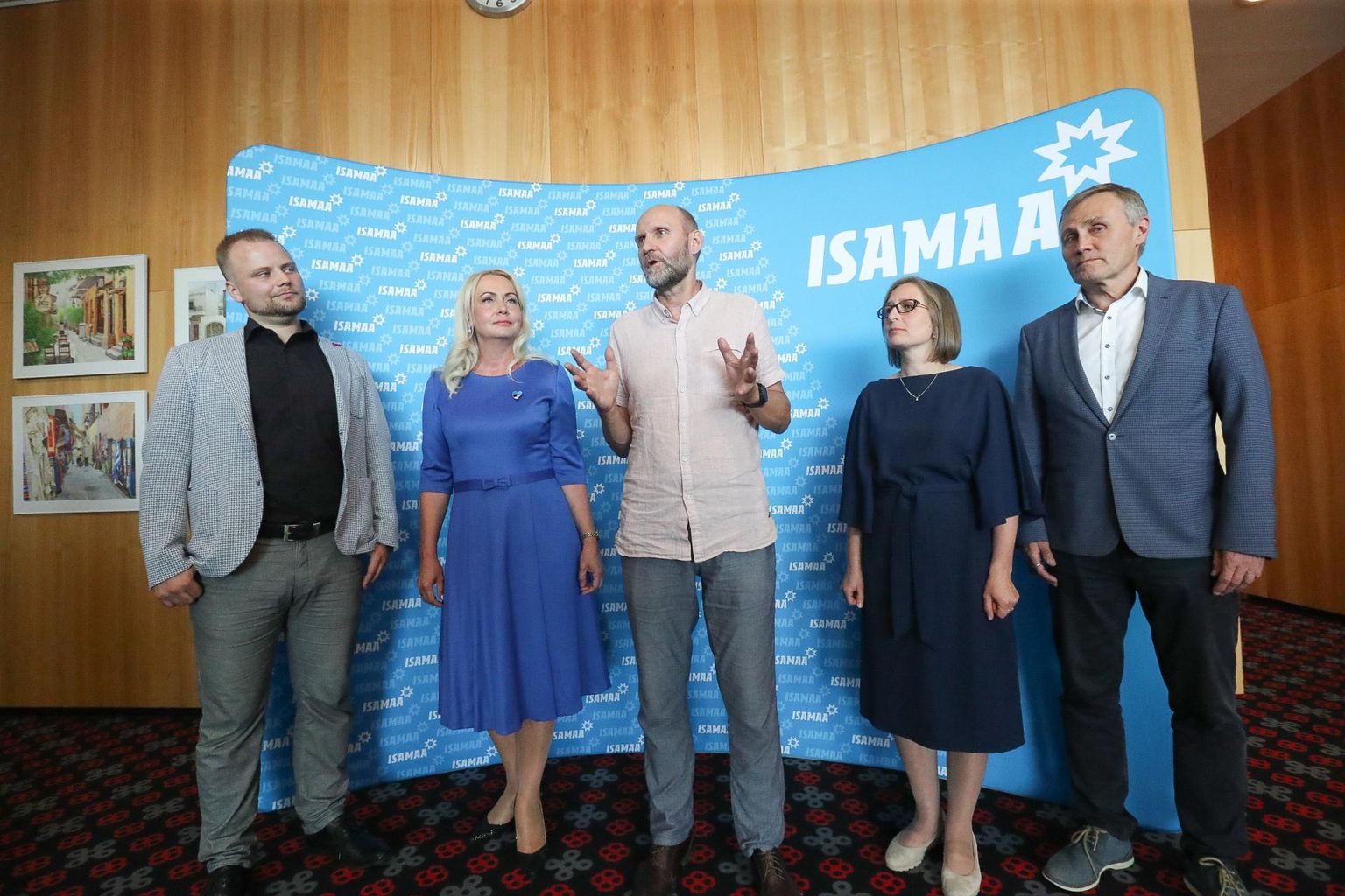 Kandidáti na ministry Isamaa. Helir-Valdor Seeder (centrum) představuje: Kristjan Järvan, Riina Solman, Lea Danilson-Järg, Tõnis Lukas.