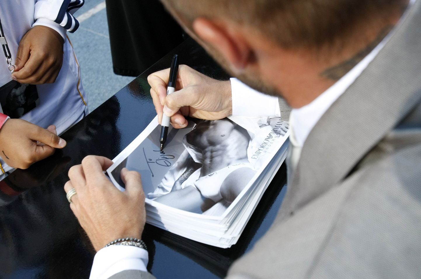 David Beckham reklaamfotodele autogrammi andmas