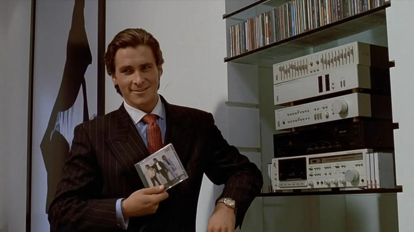 Patrick Bateman (Christian Bale) tutvustamas «American Psycho» (2000) filmiversioonis oma lemmikmuusikat. Muidugi CD-lt ja läbi kõige uuema tehnika.
