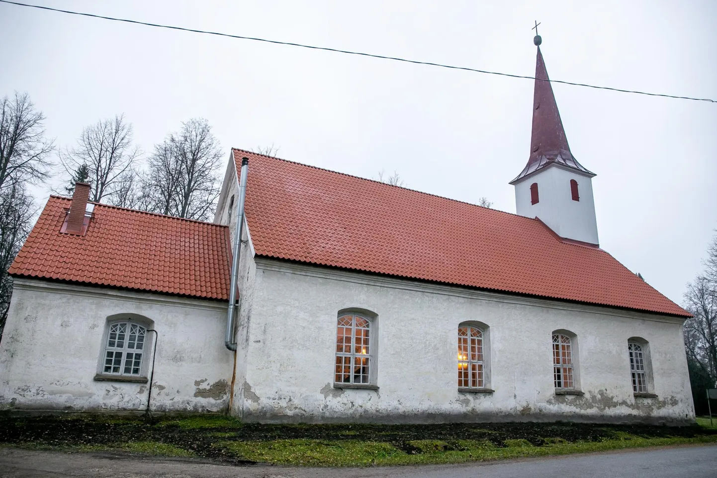 Vändra 231 aasta vanust kirikut ehib uus keraamilistest tellistest katus.
