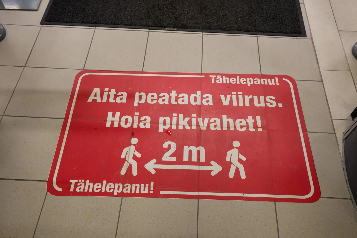 Vambola Paavo leiab, et kauplustes esitatavad hoiatussildid on ajale jalgu jäänud.