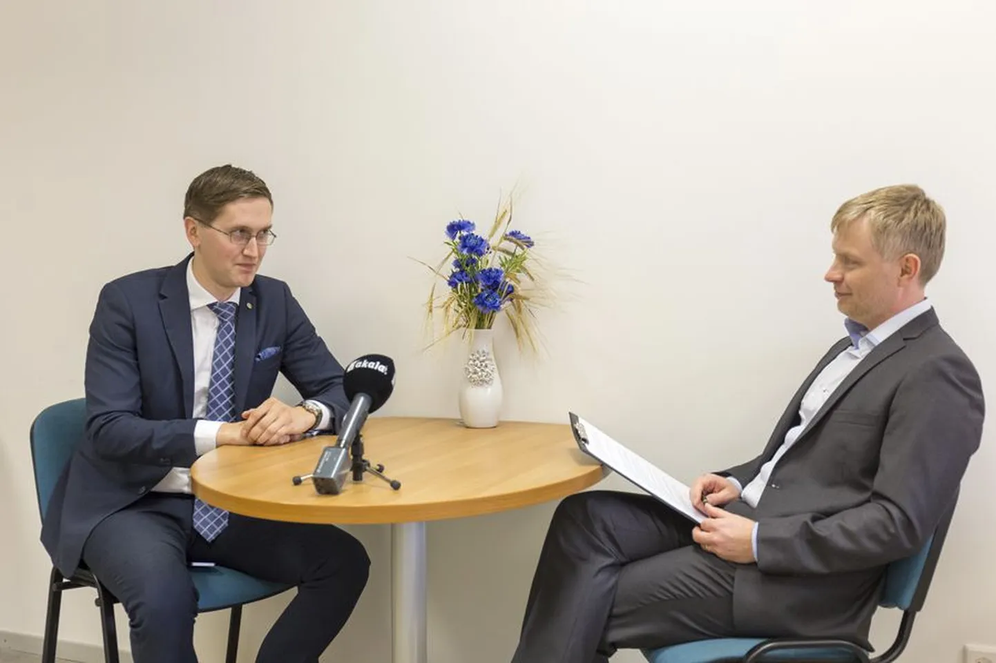 Jaak Madison (vasakul) kinnitab Sakala peatoimetajale Hans Värele, et kuigi ta on pärit Järvamaalt, töötab Tallinnas ja on juuli teisest poolest ametlikult Viljandi elanikuks registreeritud, on ülekohtune teda mitte viljandlaseks pidada.
