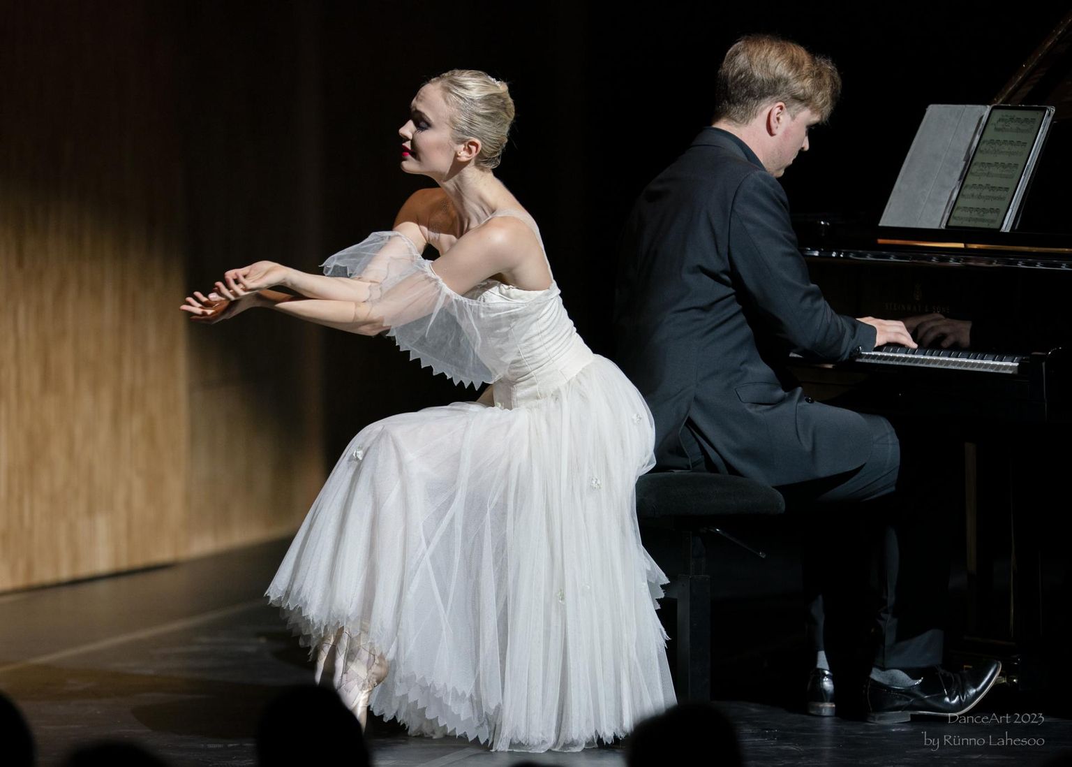 Ketlin Oja ja Johan Randvere: pimedusest ümbritsetud punktvalguses istub klaveri taga mees, temaga seljakuti tema muusa – valges tüllis haldjas.