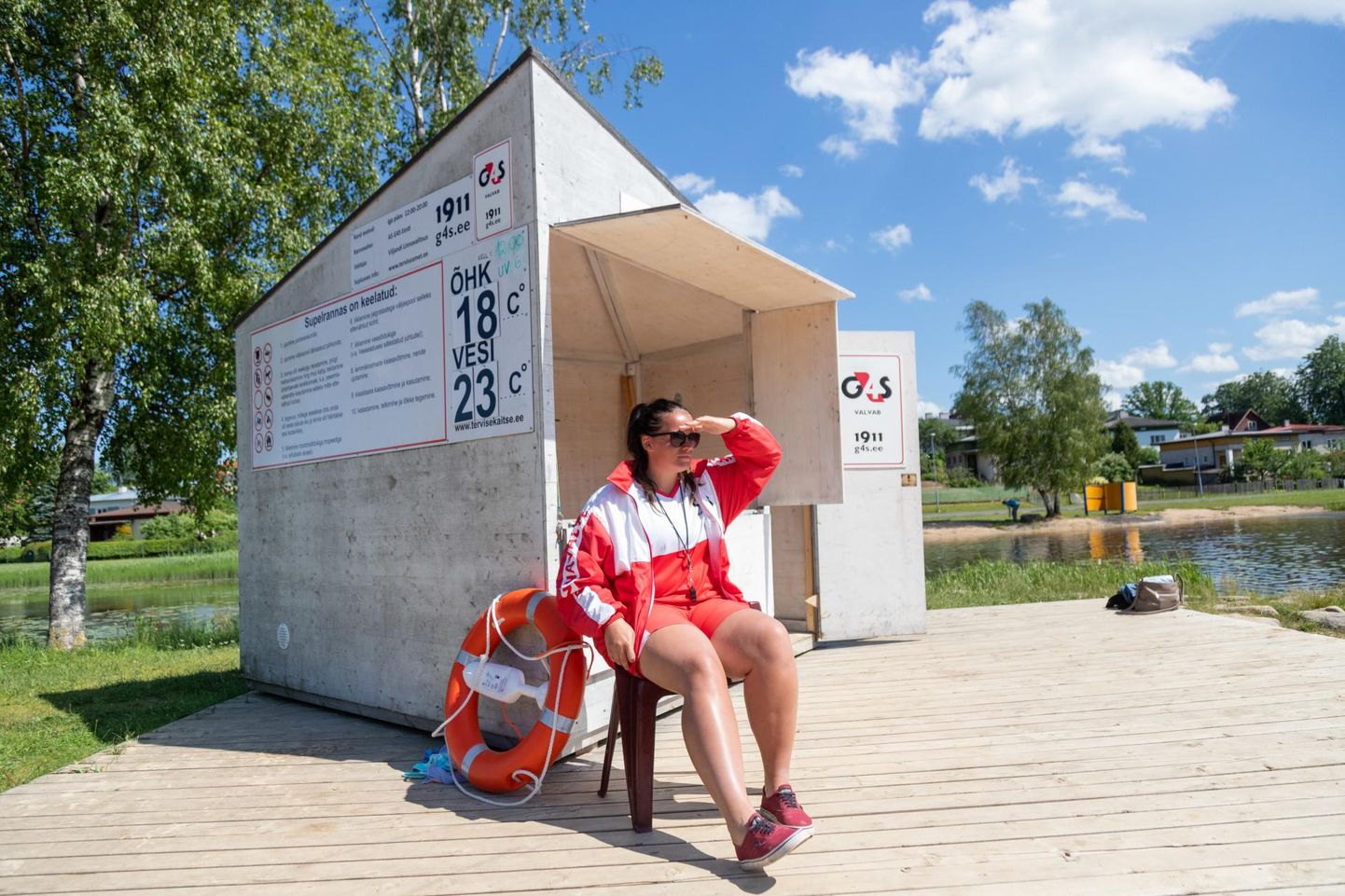 Ametlik suvitushooaeg kestab Viljandi järvede ääres 1. juunist 31. augustini. Fotol mullu suvel Paala järve ääres patrullinud rannavalvur Berit Tugi tööpostil.