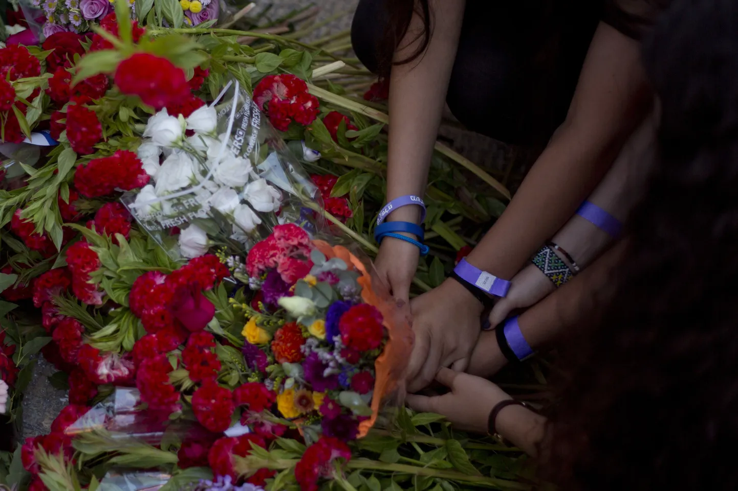 16-aastase Shira Banki mälestuseks asetatakse paraadi ajal lilli.