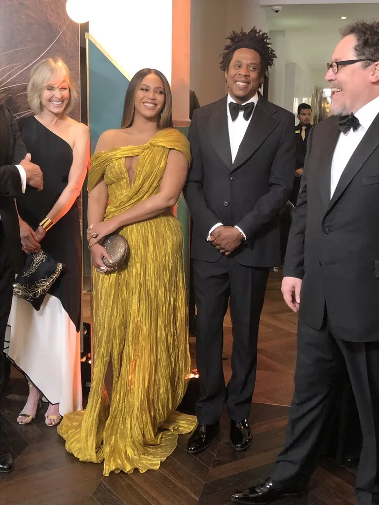 Beyonce on osavalt kleidi lõhiku ära peitnud.