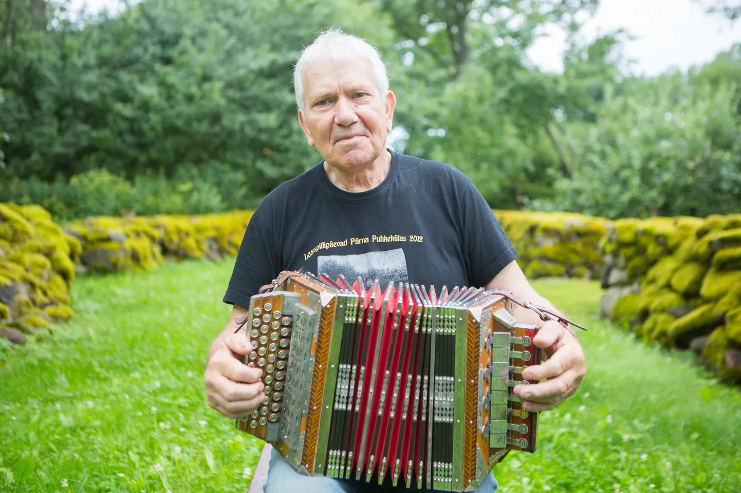 Sulev Mägi oli kümneaastane, kui esimese pilli sai. Pidudel, kontsertidel ja festivalidel on ta mänginud lugematuid kordi.