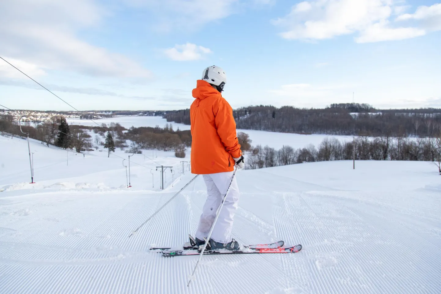 Järvevaatega suusanõlv. Viljandi lumepargis töötab neljapäevast uus tõstuk, mis on sama tüüpi nagu teistes Eesti suuremates suusakeskustes.