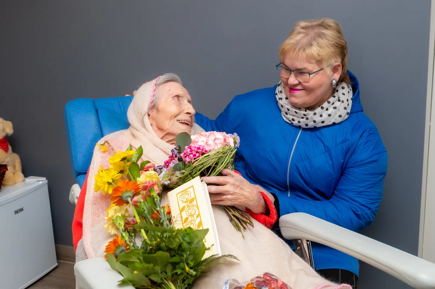 Riina Allik 1. aprillil hooldekodus elavat Elvi Mägi 102. sünnipäeva puhul õnnitlemas.