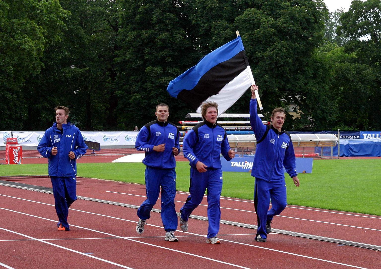 2004. aastal võitis Eesti meeskond koduse Superliiga, kui koosseisus oli Kristjan Rahnu, Madis Kallas, Päärn Brauer ja Indrek Turi.