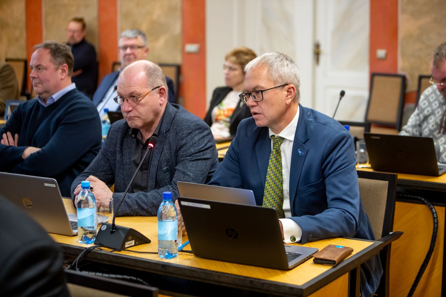 Saaremaa volikogu istung. Vasakult Aivar Aru, Kalmer Poopuu ja Mart Maastik.