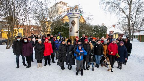 Вот это ажиотаж! Люди со всей Эстонии приехали посмотреть на скандальный памятник 