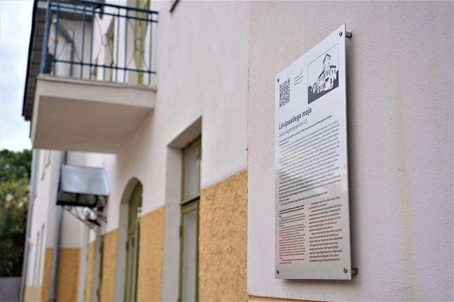 Valga ajaloolisele hoonele paigaldatud infotahvel, mis tutvustab lugejale kohalikku kultuuripärandit