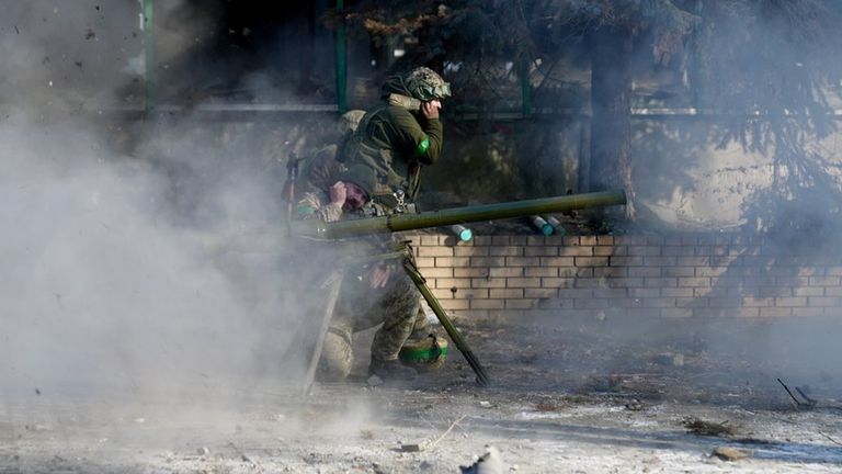 Украинские военные в Бахмуте упрямо пытаются сдержать российское наступление.