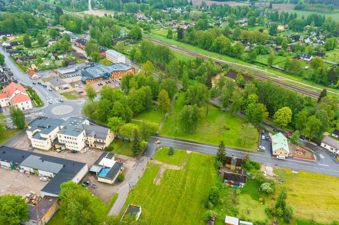 Grossi Toidukaupade esinduspood Antslas kerkib teadaolevalt kesklinna. Selle täpne asukoht peaks selguma lähiajal.