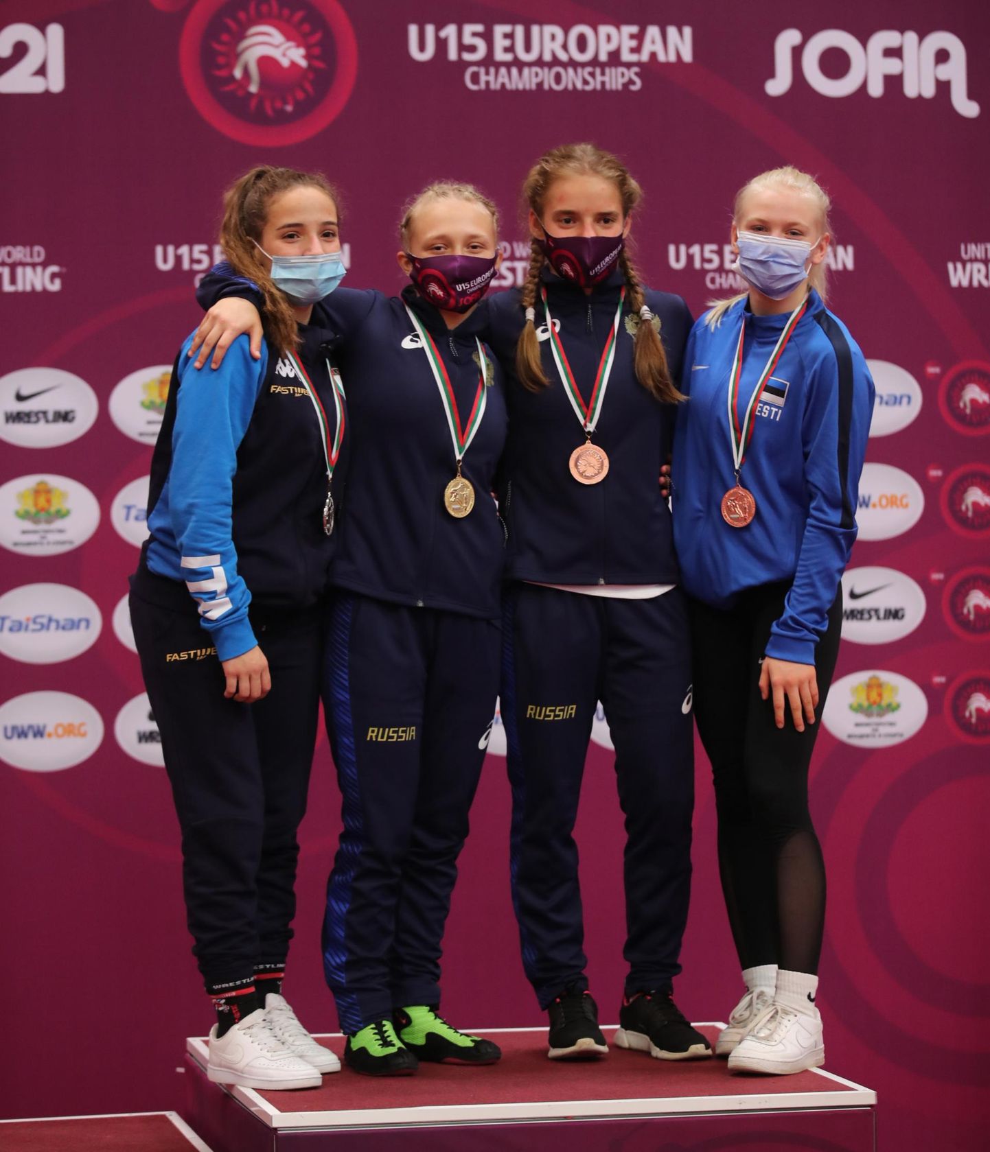 Sügisest Rain Aleksandrovi käe all Viljandi spordikooli maadlusnoortega treenima asunud Lisette Böttker (paremal) võitis läinud nädalavahetusel Bulgaarias Euroopa U-15 vanuseklassi meistrivõistlustel pronksmedali.