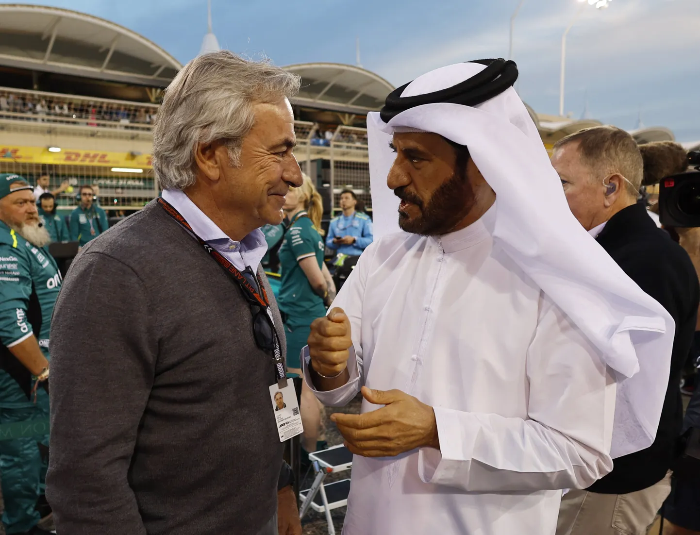 Carlos Sainz seenior (vasakul) ja FIA president Mohammed Ben Sulayem.