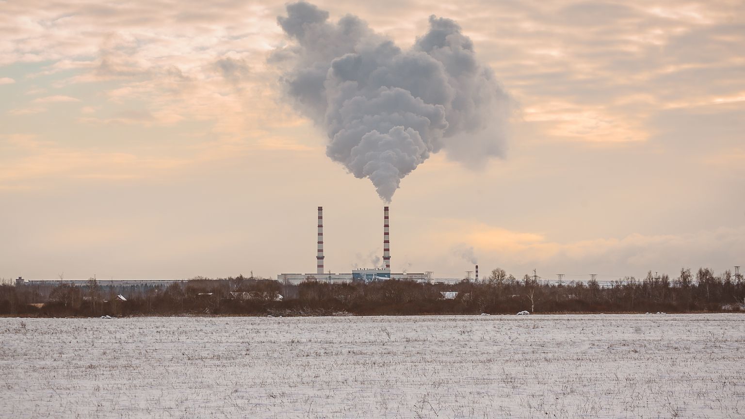 Põlevkivil ja hakkpuidul töötav Eesti Energia Balti elektrijaam Narvas.