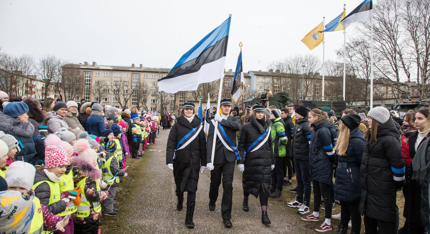 В полдень пятницы на стадионе Славянской основной школы города Кохтла-Ярве собрались коллективы Кохтла-Ярвеской гимназии и Славянской основной школы, детвора из местных детских садов, горожане, чтобы отметить 102-й день рождения Эстонии.