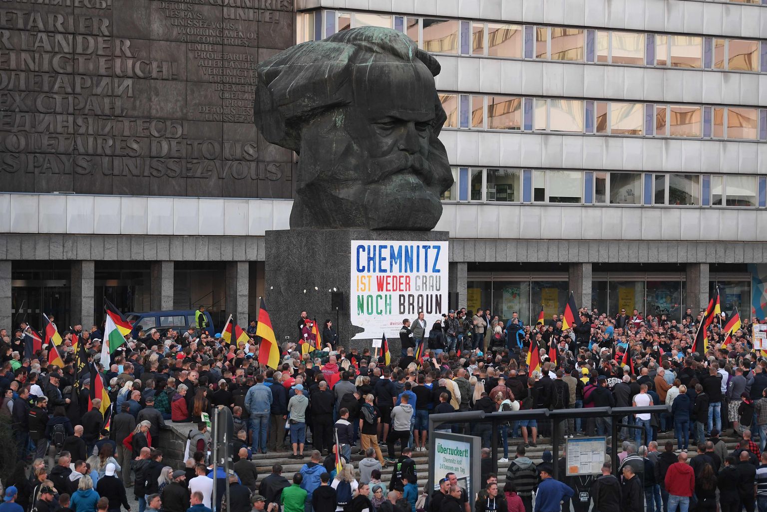Meeleavaldus Chemnitzis asuva Karl Marxi kuju juures.