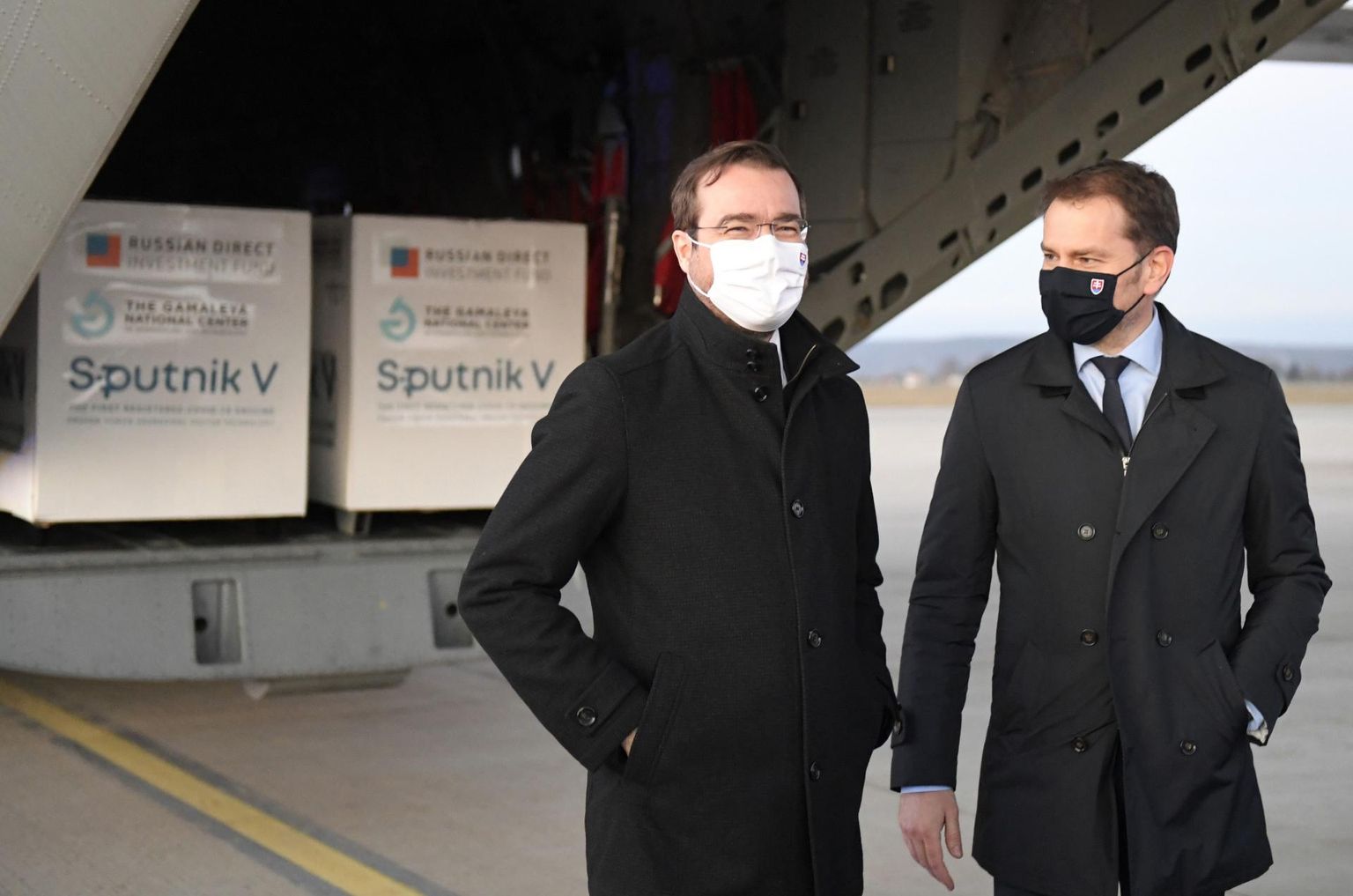 Slovakkia endine peaminister Igor Matovič (paremal) ja endine tervishoiuminister Marek Krajčí 1. märtsil lennujaamas Sputnik V vaktsiinisaadetist vastu võtmas. Tehing maksis mõlemale ameti, kuigi Matovič jätkab uues valitsuses rahandusministrina.