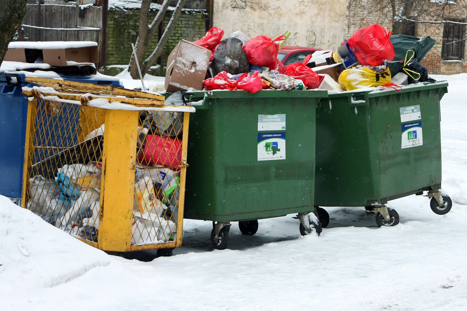Sadzīves atkritumu apsaimniekotāja AS "L&T" konteineri pie daudzdzīvokļu mājām.