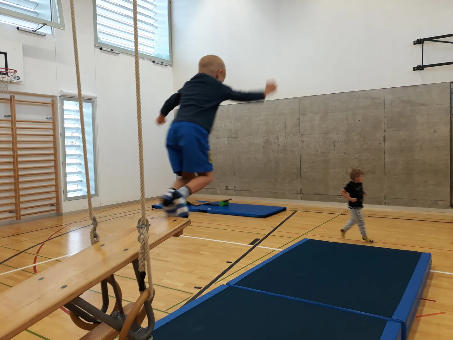 Lapsed mänguhoos. Vaid korra on Sass suurema sinikaga tagasi tulnud, ent see on nende üldarvestuses köömes..
