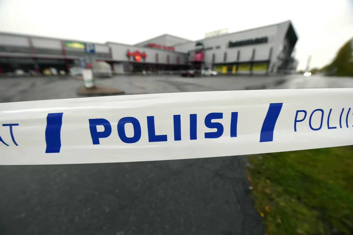 Politsei ümbritses lindiga ala, kus pandi toime mõõgarünnak