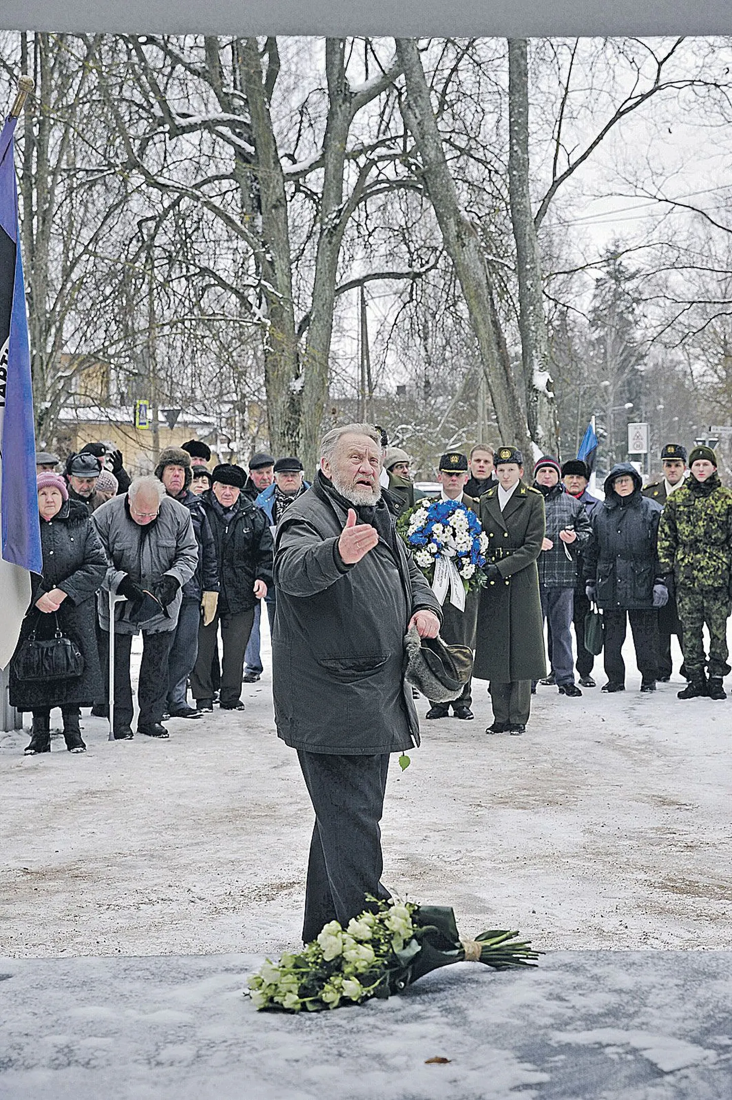 Tartu Memento juhatus eesotsas Enn Tartoga (pildil esiplaanil) korraldas eile Tähtvere pargis vabadussõja monumendi juures mälestusürituse.