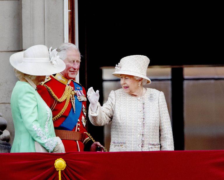 Elizabeth II 8. juunil 2019 koos prints Charlesi ja Cornwalli hertsoginna Camillaga Buckinghami palee rõdul