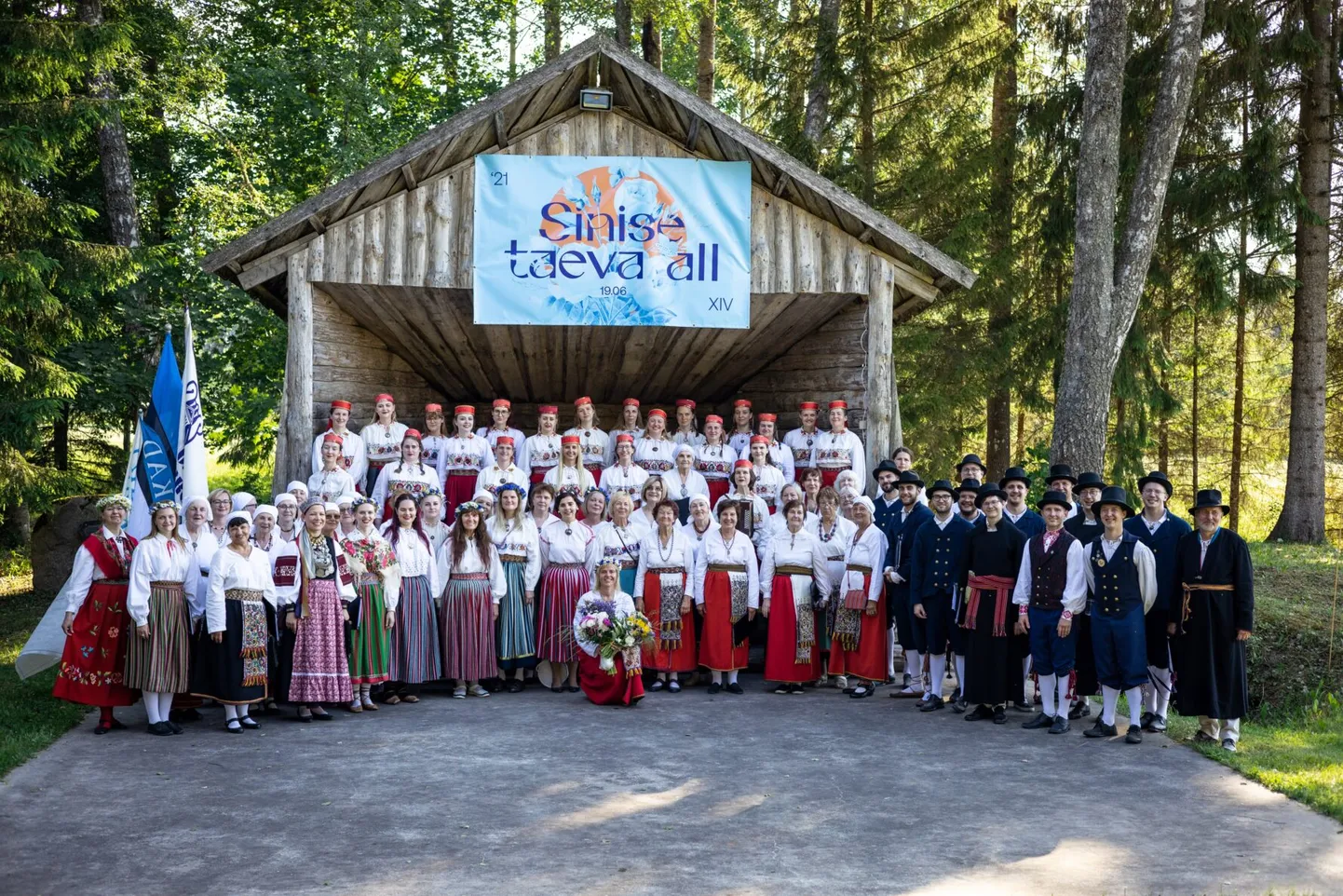 Dirigent Triin Kochi kooride laulupäev Võrumaal Sulbi laululaval eelmisel aastal.