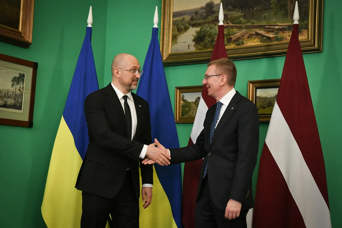 Valsts prezidents Edgars Rinkēvičs (no labās) un Ukrainas premjerministrs Deniss Šmihaļs tikšanās laikā Rīgas pilī.