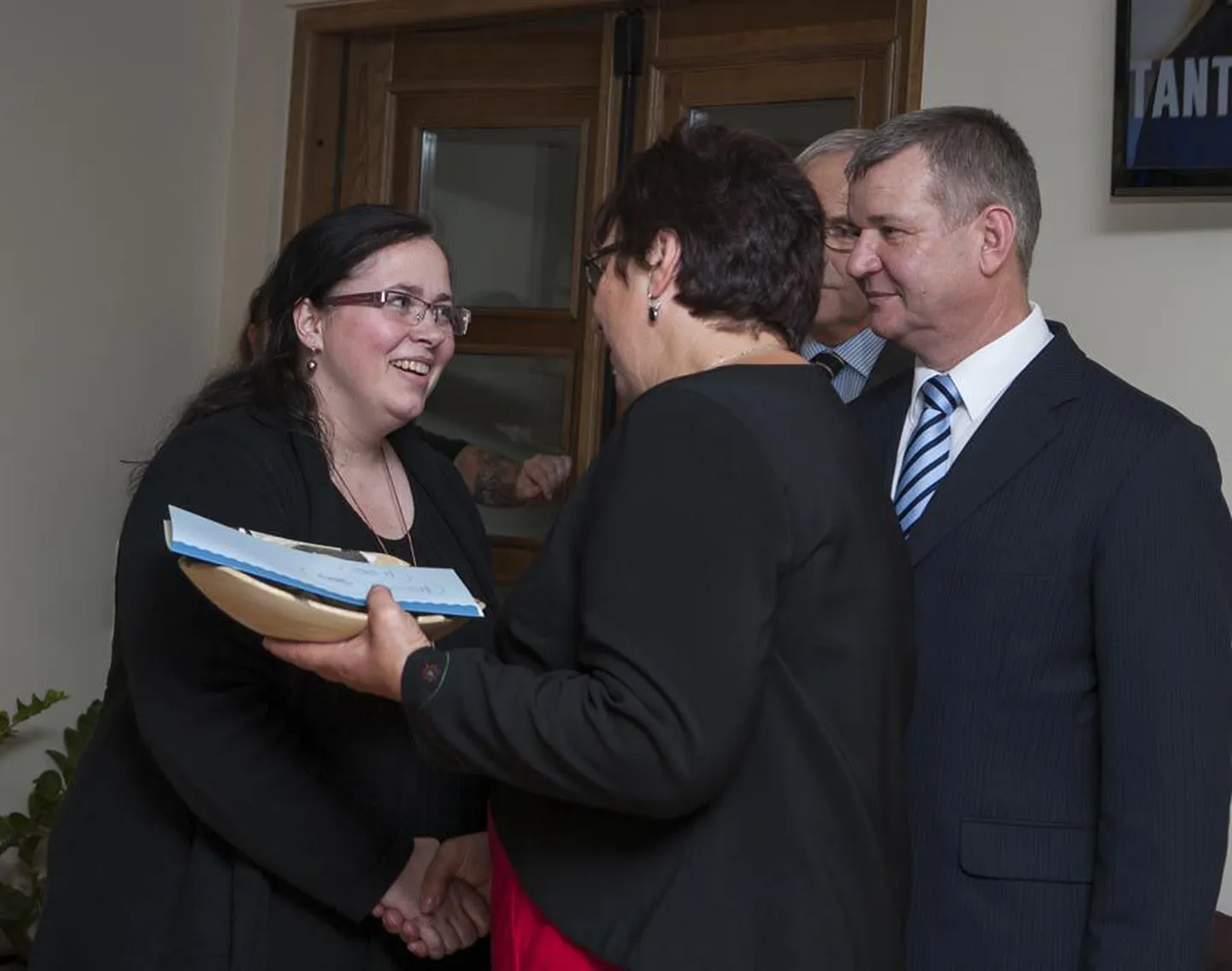 Ene Saar ja Lembit Kruuse õnnitlevad Ülle Luisku, kes pälvis tiitli kategoorias «Aasta tegu hariduses».