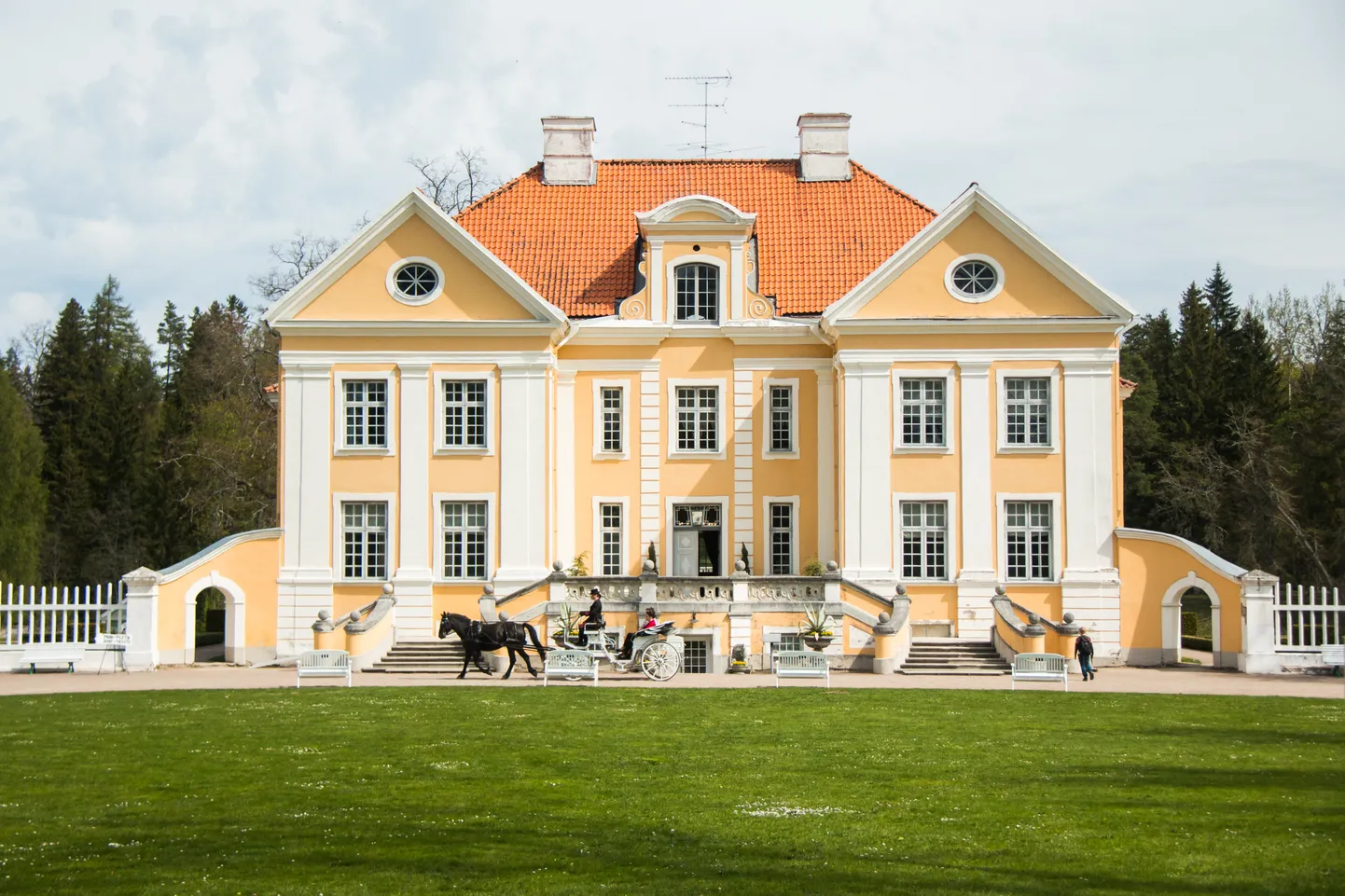 25.mai 2017, Lääne-Virumaa, Eesti, Palmse
mõis, ajalugu, muuseum, turism

Fotol: Turistid Palmse mõis a külastamas

Foto: Meelis Meilbaum / Virumaa Teataja