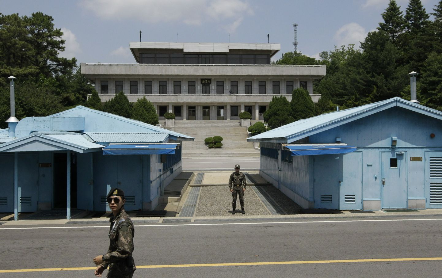 Demilitariseeritud tsoon kahe Korea vahel. Piiri ületamine on tehtud võimalikult raskeks, vältimaks sõda, ja põgenemisi.