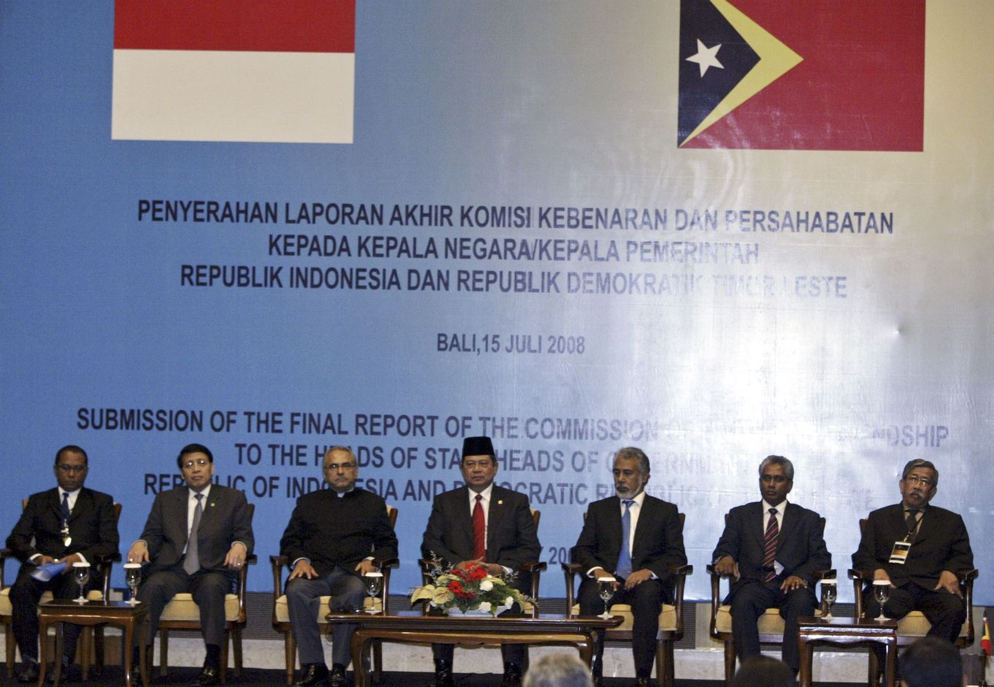 Indoneesia tunnistab värske raporti põhjal mineviku vägivallapoliitikat Ida-Timoris. Pildil mõlema riigi juhid kohtumas Bali saarel.