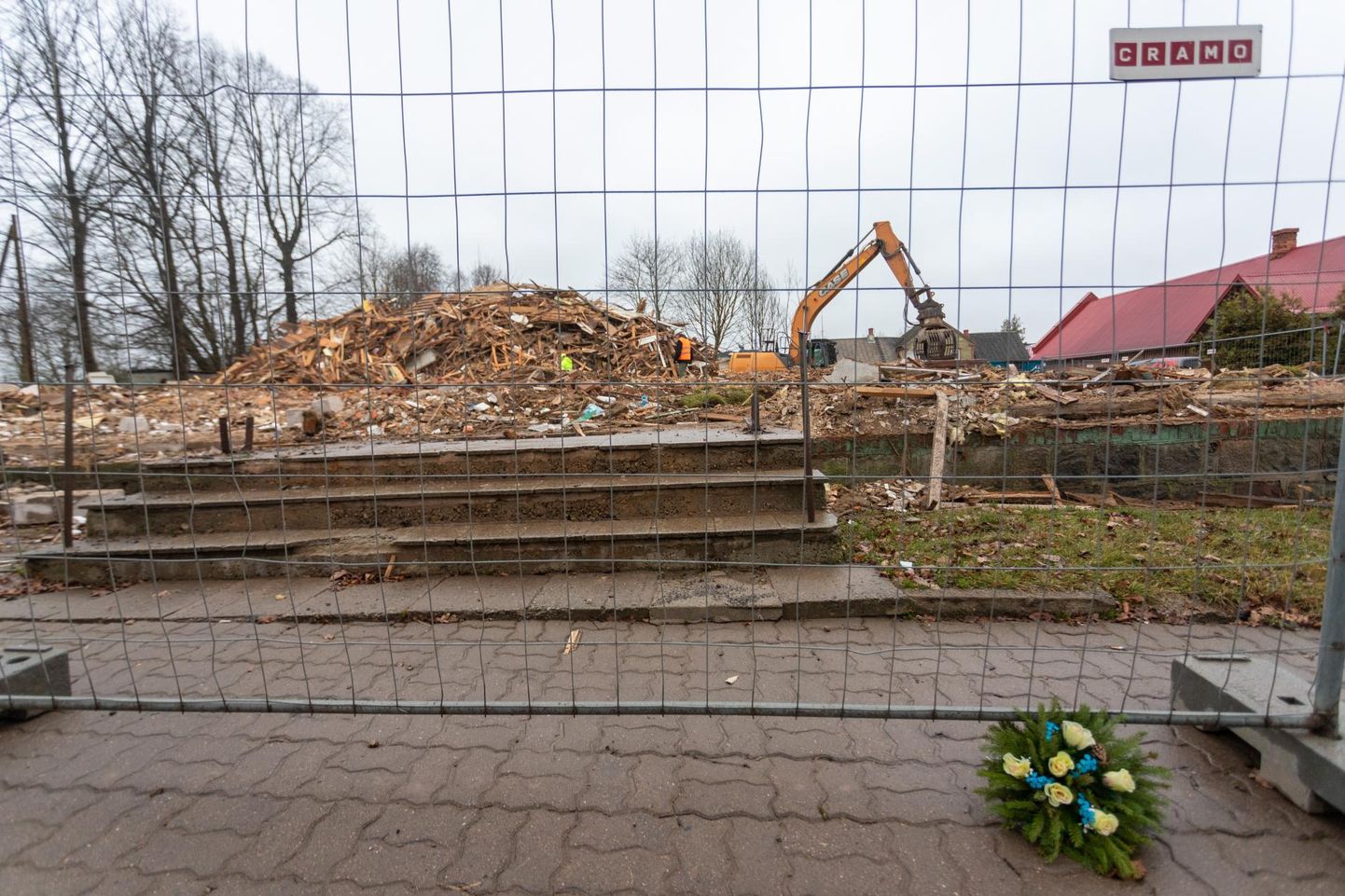 Leinapärg Viljandis Turu tänav 6 lammutatud maja ees.