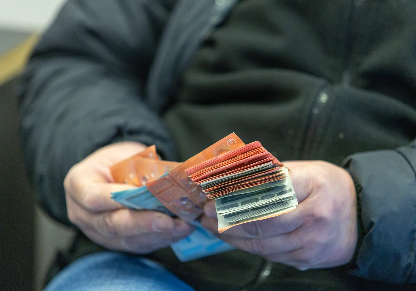 Veebikelmid said ohvrilt kätte üle 11 000 euro. Foto on illustratiivne.