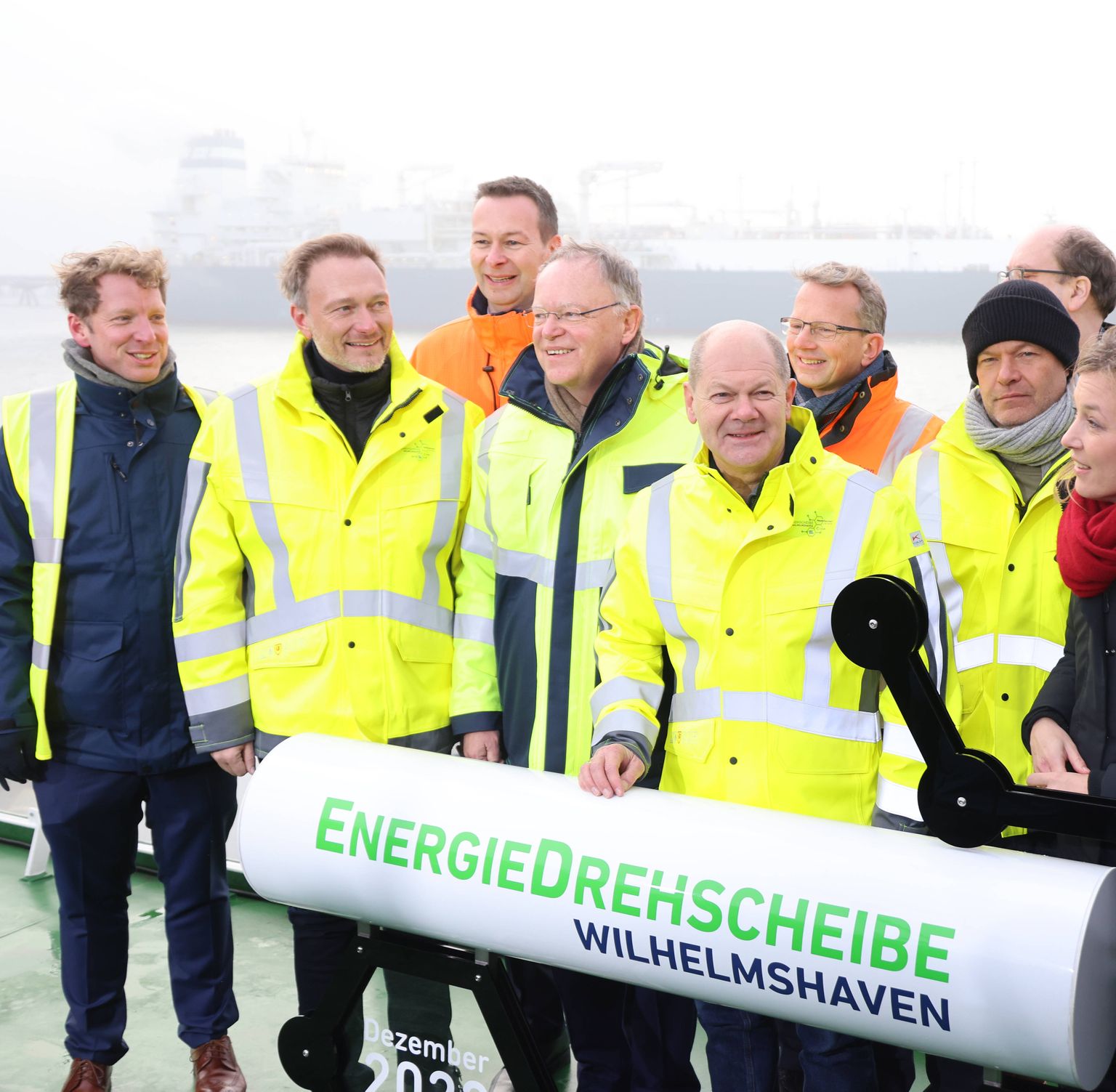 Saksamaa liidukantsler Olaf Scholz, majandusminister Robert Habeck ja rahandusminister Christian Lindner LNG-terminali avamisel Wilhelmshafenis.