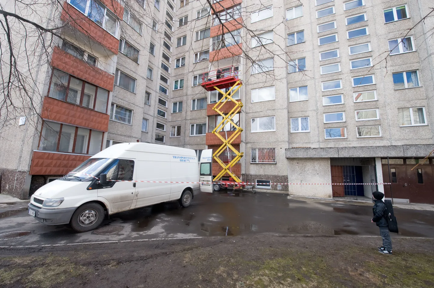 Tallinnas on olnud mitmeid juhtumeid, kus vana rõdupiire on alla kukkunud.