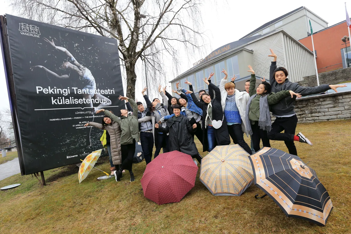 Pekingi tantsuteatri trupp eesotsas Wang Yuanyuaniga (esireas keskel mustas mantlis) tuli pildile eile kohe pärast Tartusse saabumist ja kehakinnitust Vanemuise suures majas. Samas hoones etendavad nad kolme lühiballetti.