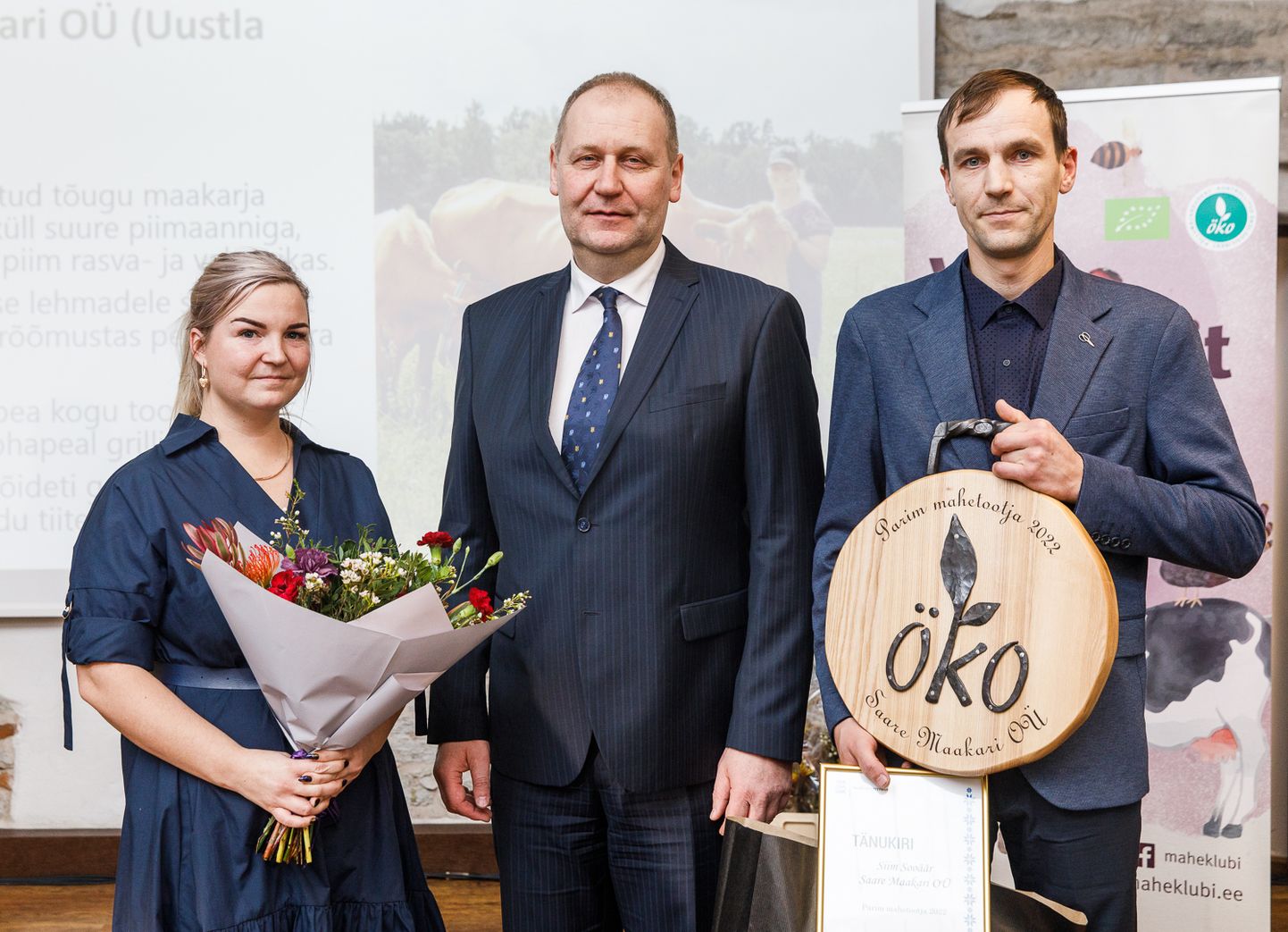 Siim Sooäär ja Margit Lepp pälvisid 2022. aastal oma ettevõttega Saare Maakari OÜ parima mahetootja tiitli, fotol koos minister Urmas Kruusega