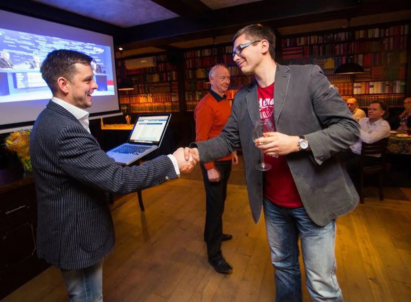 Aleksander Holst ja Marko Torm vahetavad õnnitlusi.